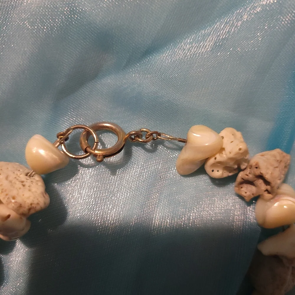 Breathtaking Coral Beaded🪸 Necklace with Mother of pearl Shell ..15 inches.. - Picture 2 of 8